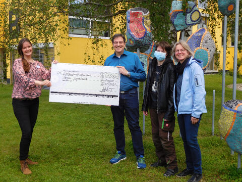 Strahlende Gesichter bei der Spendenübergabe (v.l.n.r.): Tanja Kranz, Ninas Vater Rolf Krekeler, Nina und ihre Mutter Michaela Krekeler. Bild: HJW 